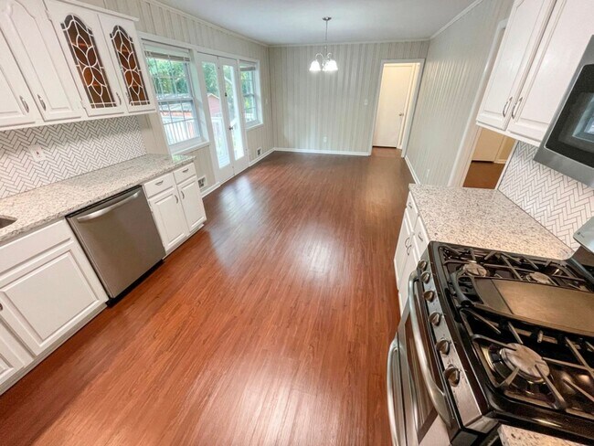 Building Photo - Renovated 3BR Ranch w/Basement