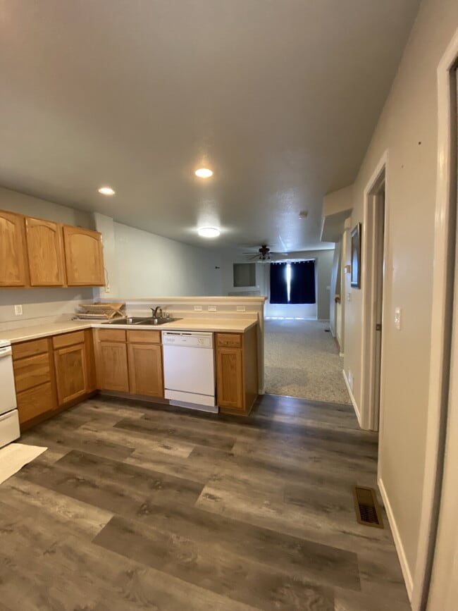 Building Photo - 3 bedroom townhouse westside - Mesa Valley