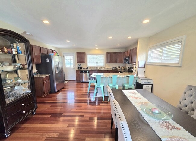 Building Photo - 108 N Gladden St