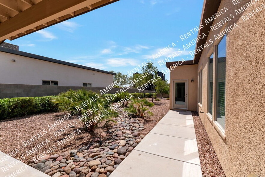 Building Photo - 922 S Fremont Ave