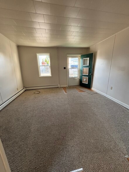 Living room, new carpet - 418 Furnace St