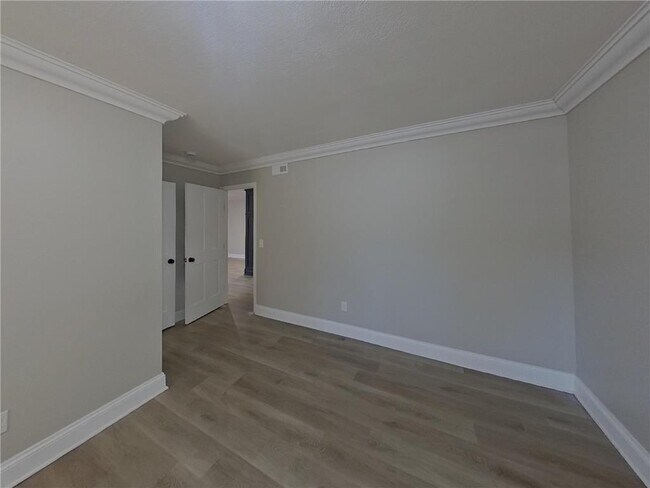 Building Photo - 606 Lincoln Dr NE