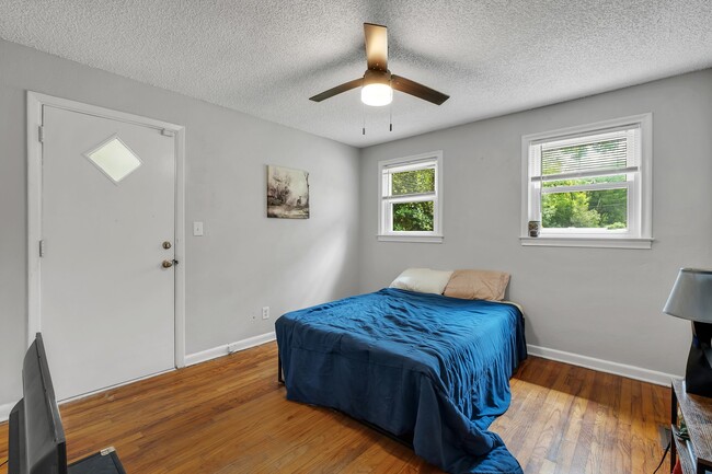 Building Photo - 1630 Sharkey St