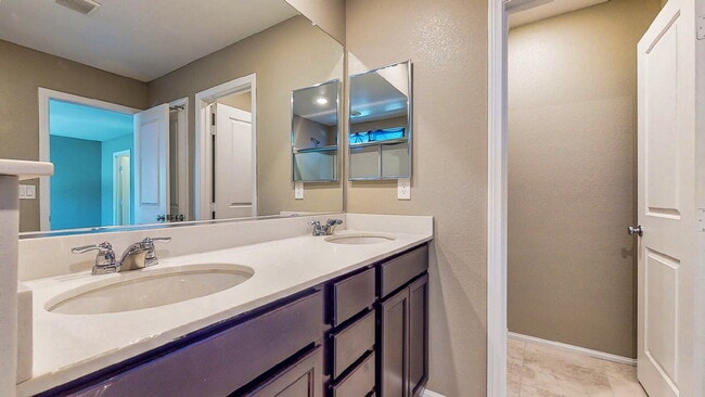 Building Photo - Beautiful 4-bedroom, 3-bath home with a loft.