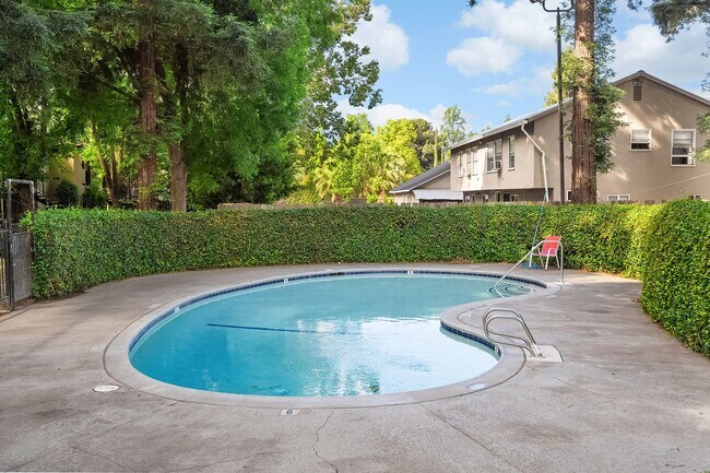 Building Photo - $200 Off First Months Rent! Cozy 3-Bedroom...