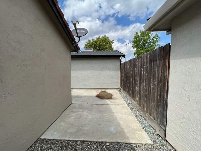 Building Photo - Two bedroom patio home located in NW Modesto!