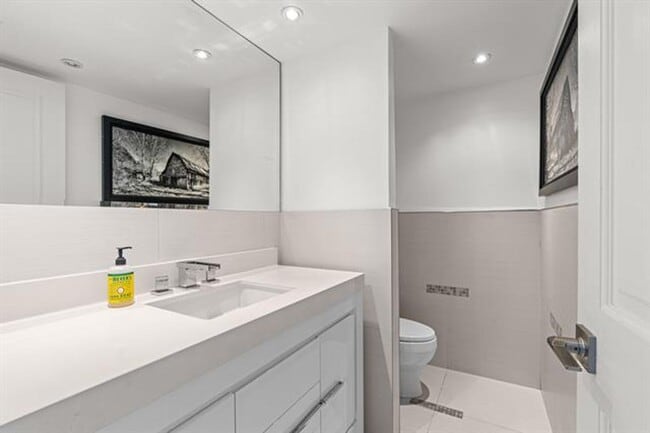 Building Photo - 520 Brickell Key Dr