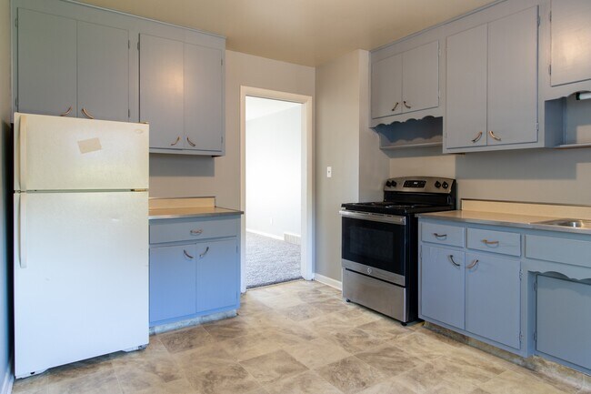 Building Photo - 6050 Laurel Hall Dr