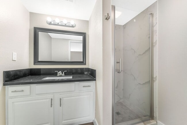 Building Photo - Modern Condo in Guard-Gated Community!