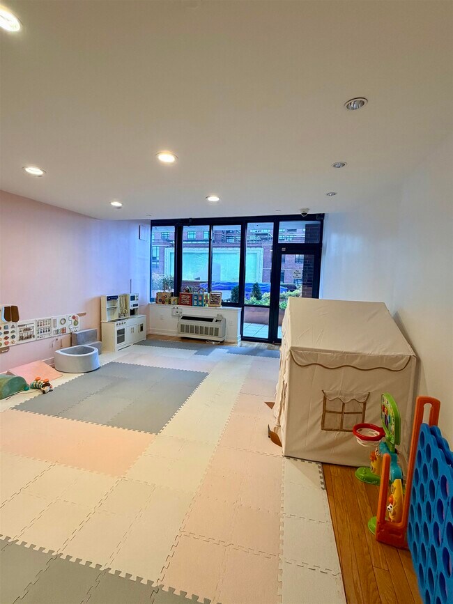 Building Photo - 389 Washington St