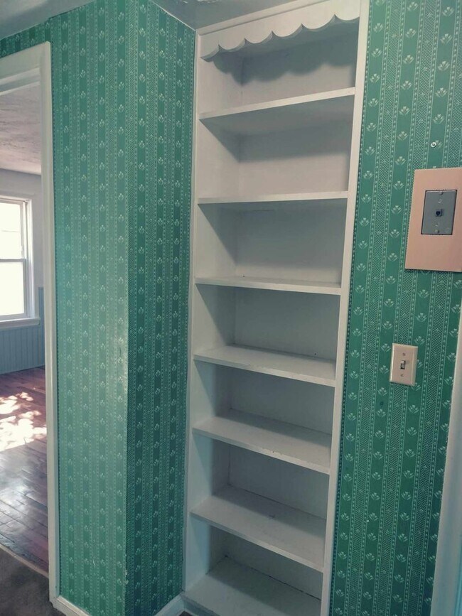 Building Photo - Charming 5 Bed, 2 bath home in the heart of Rexburg with detached 3 CAR GARAGE!!!!