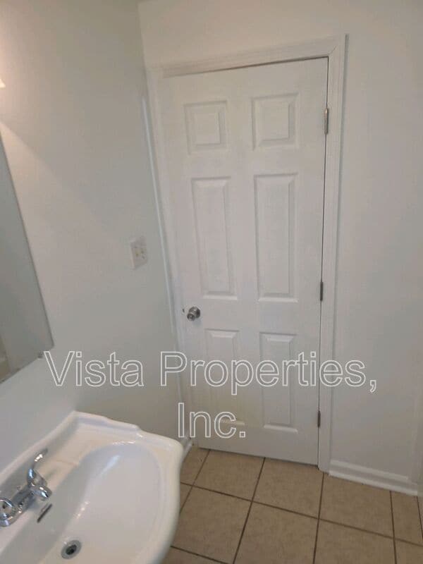 Building Photo - 7802 Columbine Dr