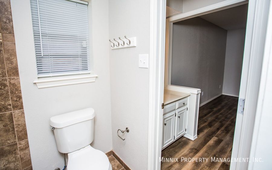 Building Photo - 3401 Essex Ave