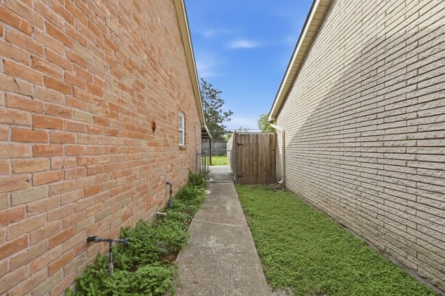 Building Photo - Charming 3BR House in Houston