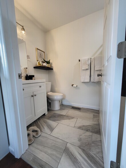 Master bath - 1512A Sweetbriar Ave