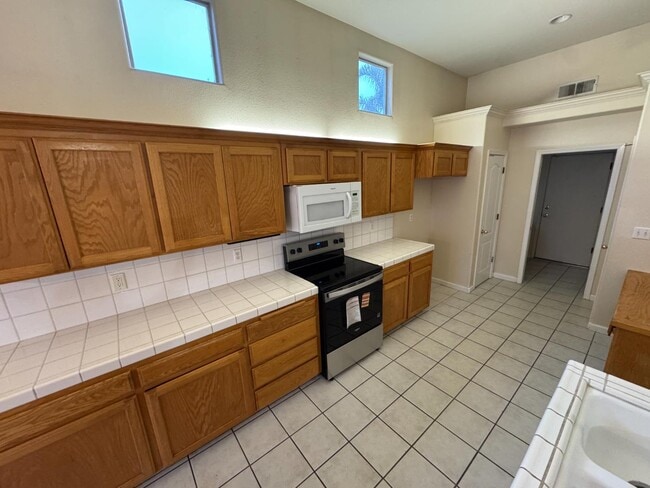 Building Photo - 5731 N Tracy Ave