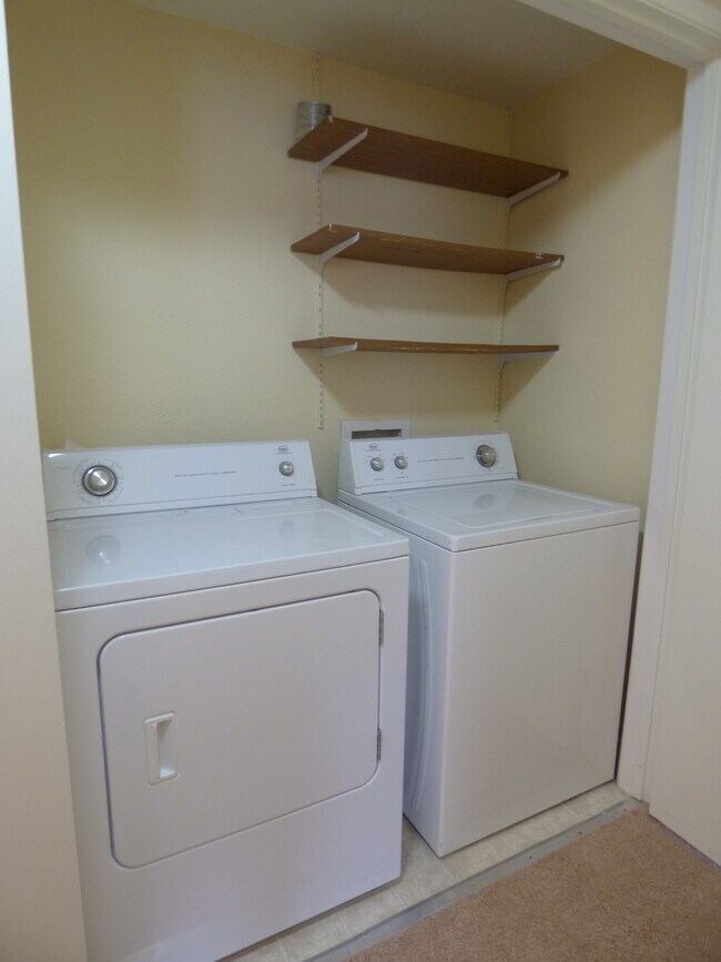 Building Photo - Spacious 2 Bedroom 2 Bath Condo in Bankers...