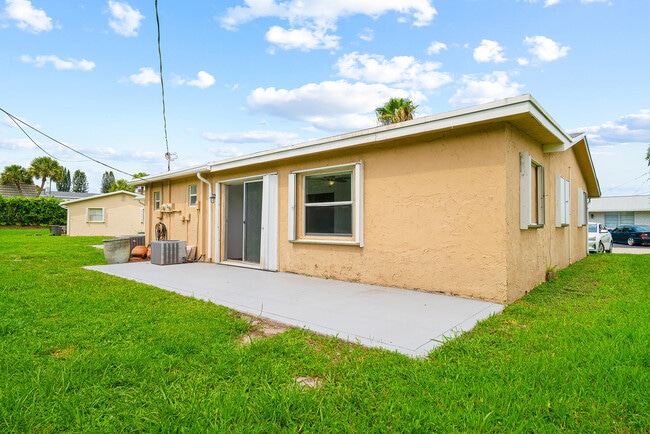 Building Photo - 2722 Peer Ln