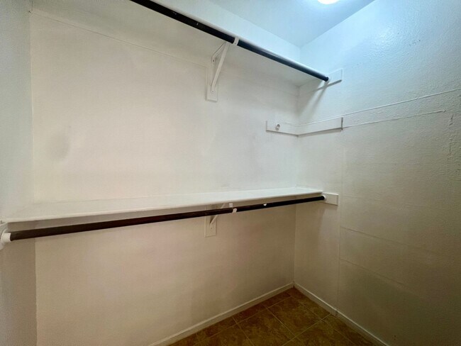 Building Photo - Spacious 3-bedroom, 2-bath condo with acce...