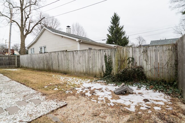 Building Photo - 2 bed 1 bath home Downtown Valparaiso