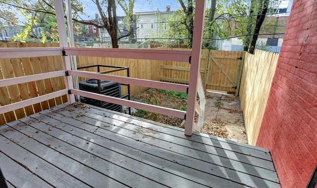 Building Photo - Beautifully Updated Townhome in Prime Location – Move-In Ready!