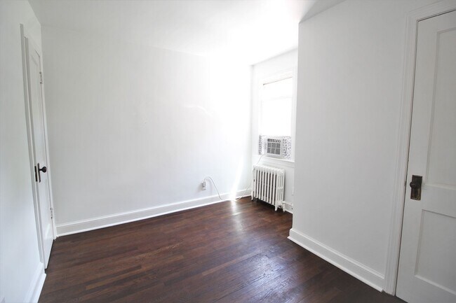 Building Photo - Townhouse Two Blocks to Braddock Rd Metro Station