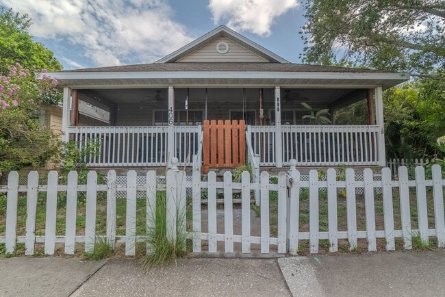 Building Photo - Beautiful 3 / 2 single family home across ...