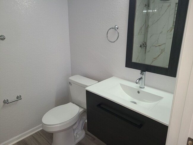 Building Photo - Renovated Ground Floor 2 Bed 2 Bath Condo....