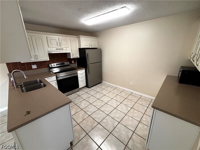 Building Photo - 5660 Foxlake Dr