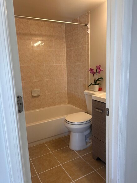 Building Photo - 4923 Americana Dr