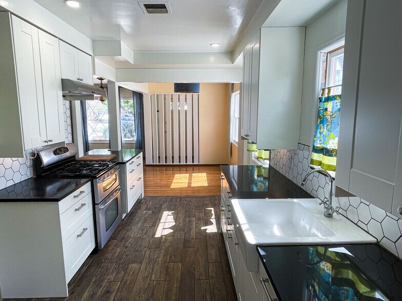 Building Photo - 6461 Gaviota Ave