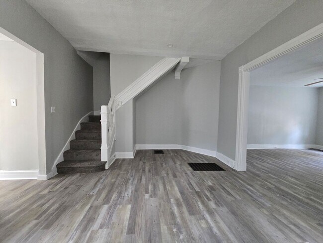 Building Photo - Convenient to Downtown and UC!
