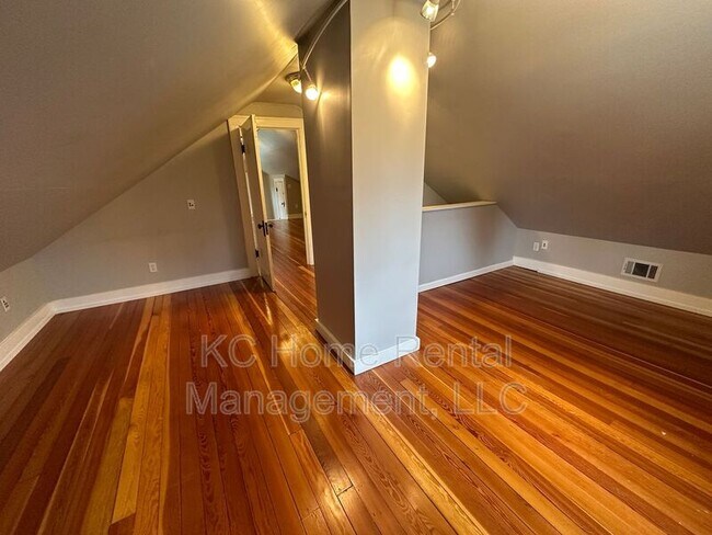 Building Photo - 1217 W 47th St