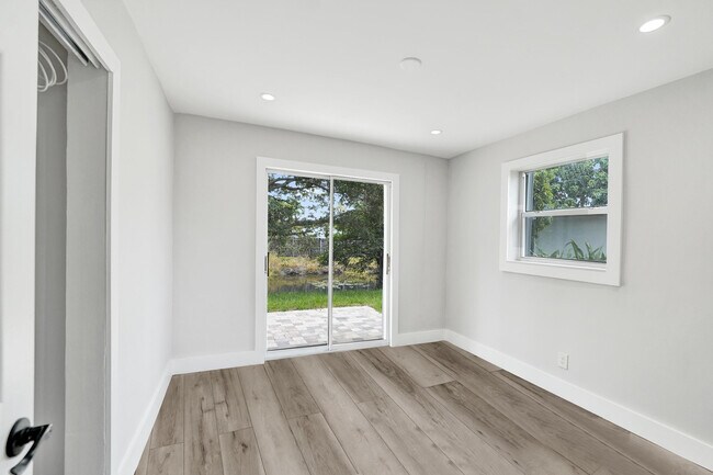 Building Photo - 5601 SW 36th Ct