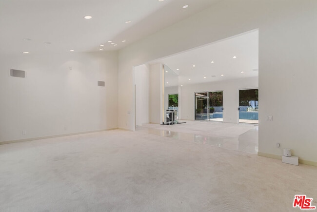 Building Photo - 811 N Hillcrest Rd