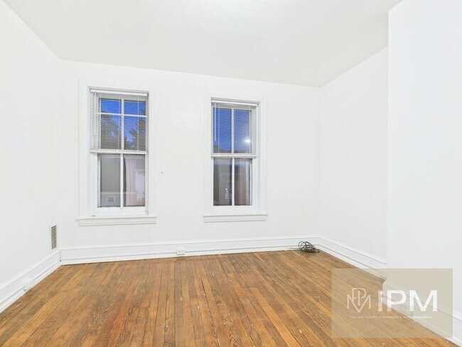 Building Photo - Beautiful 3 Bedroom, 1 Bath Colonial Home ...