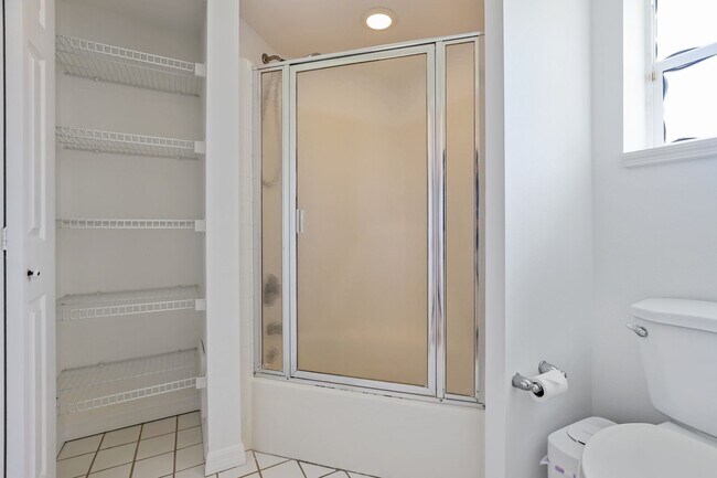 Building Photo - Bright & Airy 3-Bed Home Close to Universi...