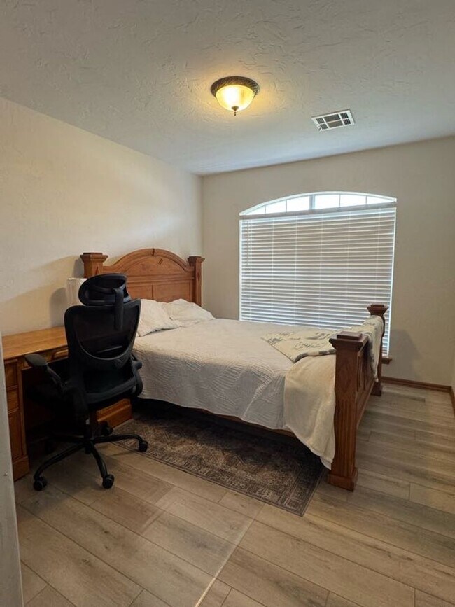 Building Photo - Fully Furnished, STR - (3) Bed/(2) Bath + Office! Pool Access!