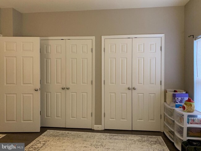 Building Photo - Charming Townhome-Style Condo with Garage ...
