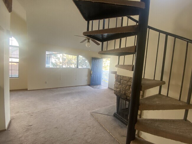 Building Photo - Charming Condo with a Loft!