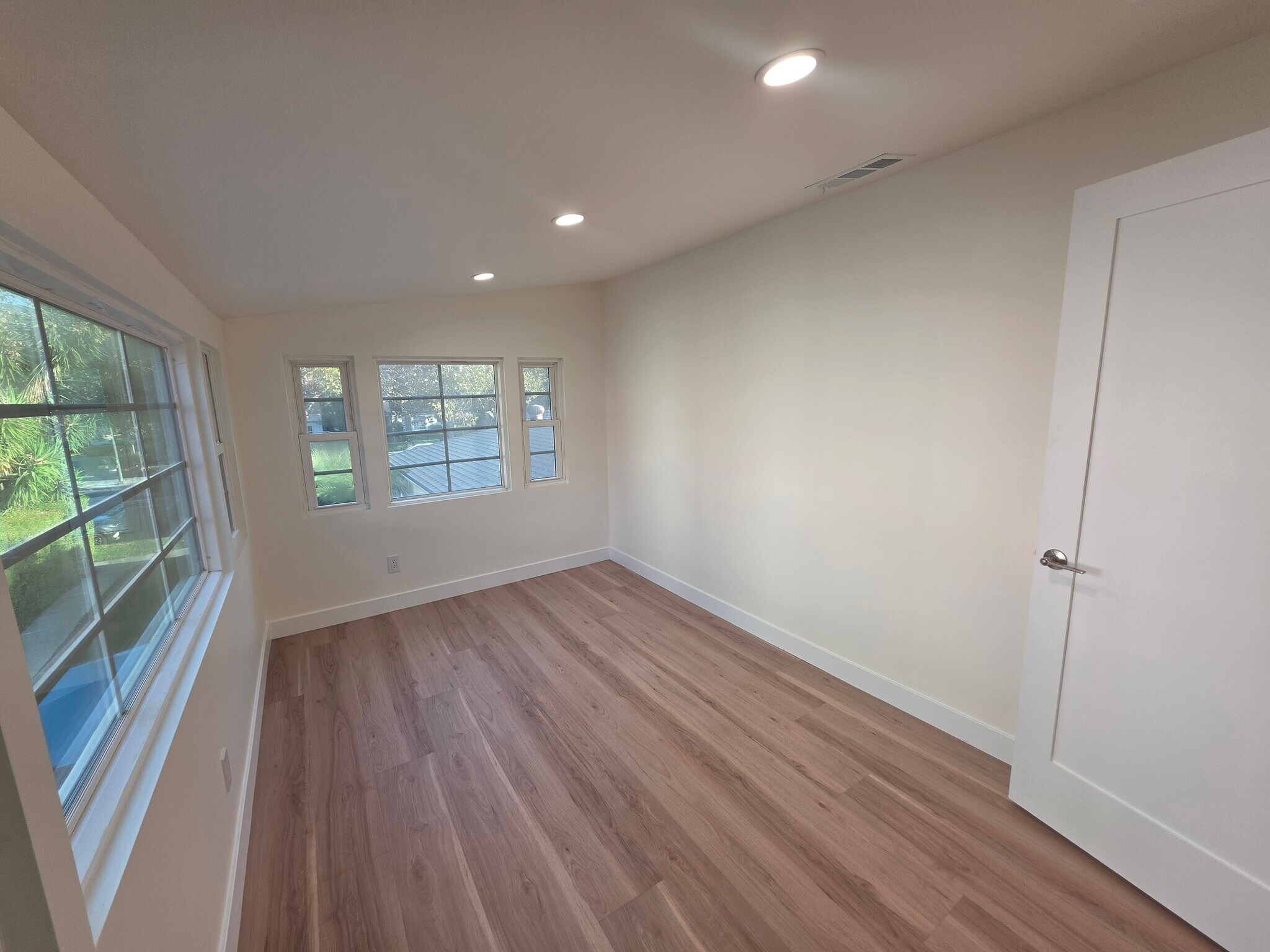 Building Photo - 2913 W Riverside Dr