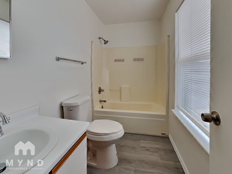 Building Photo - 11793 W Dahlia Dr