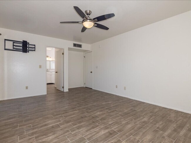 Building Photo - 3 Bedroom, 2.5 Bath