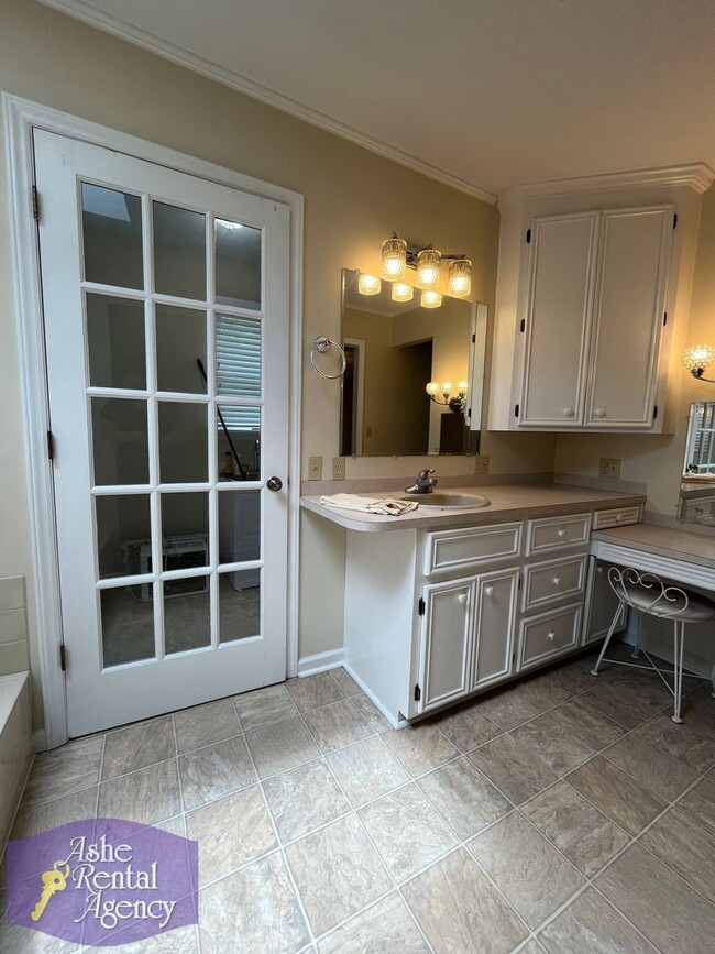 Building Photo - Charming 3bd/2ba House In West Jefferson