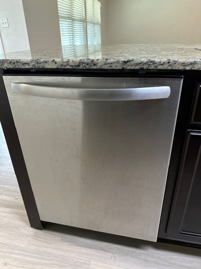 Building Photo - Beautiful 4/2/2 newer home for rent w/ community pool, playground, picnic area!