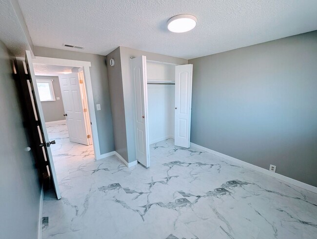 Building Photo - GORGEOUS Home!!!
