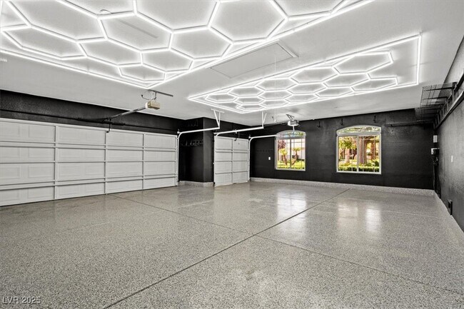 Building Photo - 8000 Silver King Dr