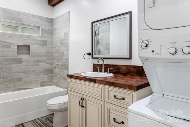 Building Photo - "Charming 1-Bedroom Retreat in Candler - Cozy 650 Sq Ft Haven!"