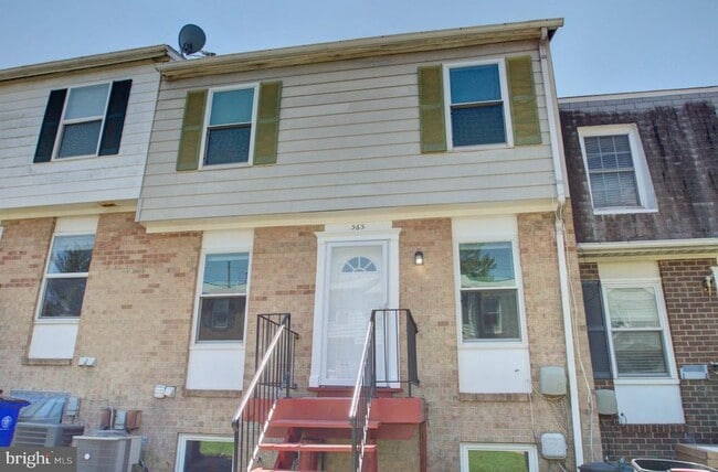 Building Photo - 565 W Diamond Ave