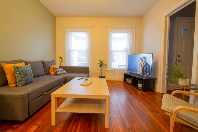 Building Photo - 203 W Tupper St